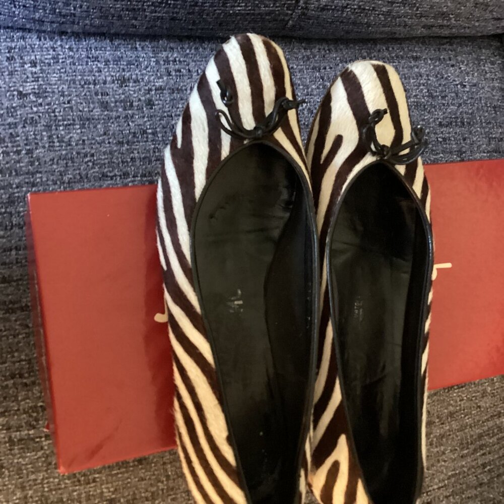 Preowned B/W Ferragamo shoes-7.5M